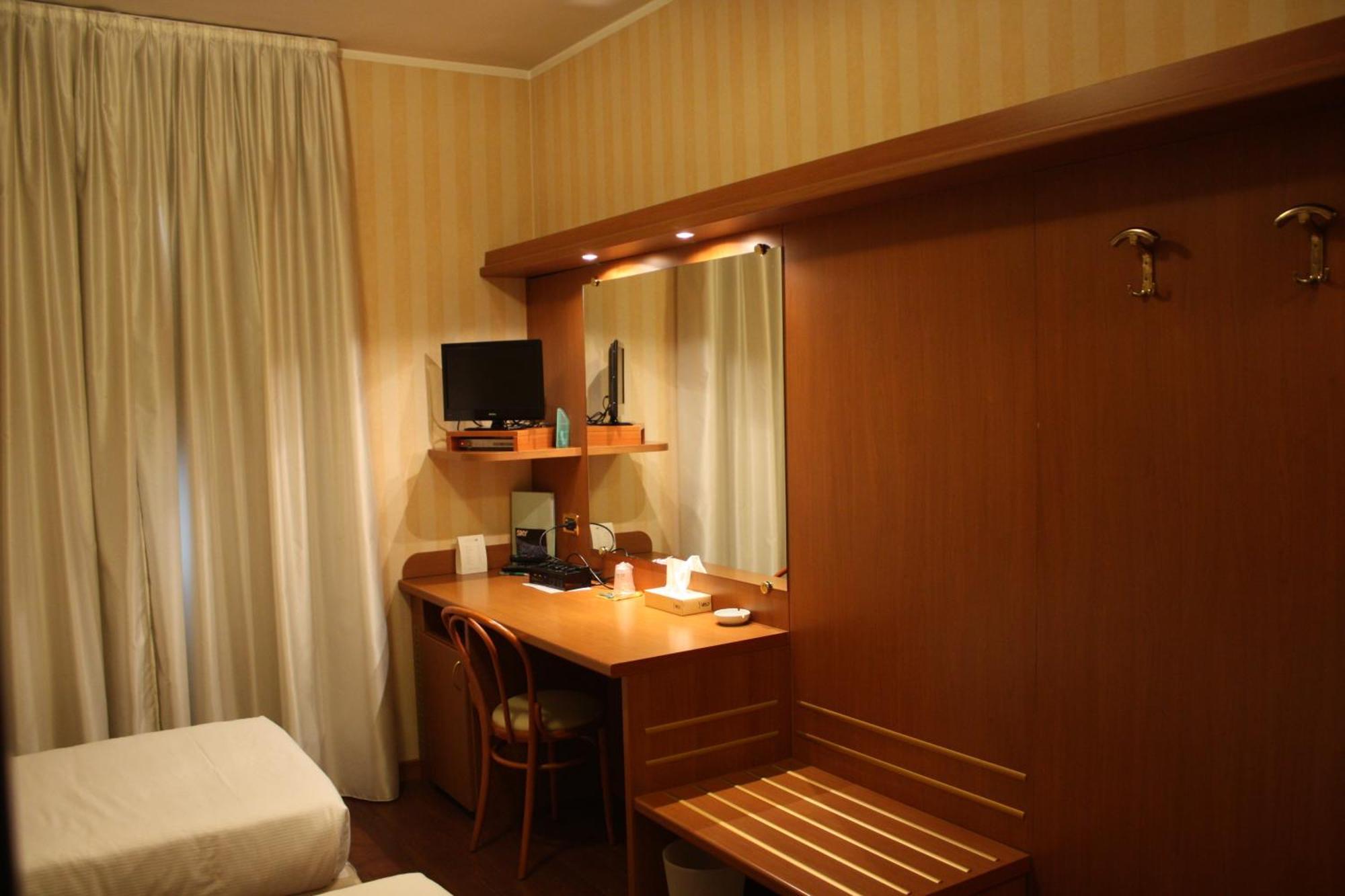 Hotel 2C Λενιάνο Εξωτερικό φωτογραφία