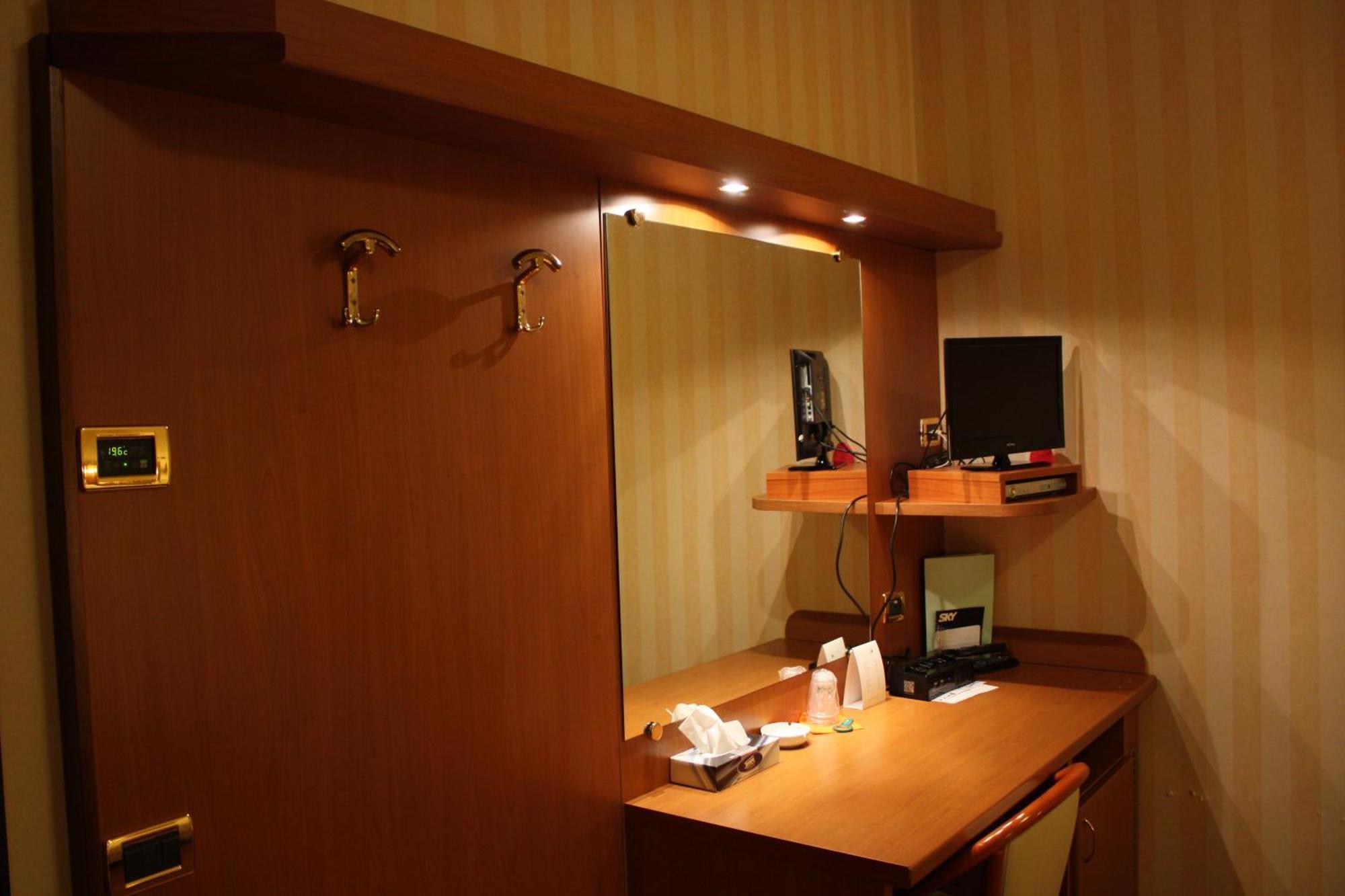 Hotel 2C Λενιάνο Εξωτερικό φωτογραφία