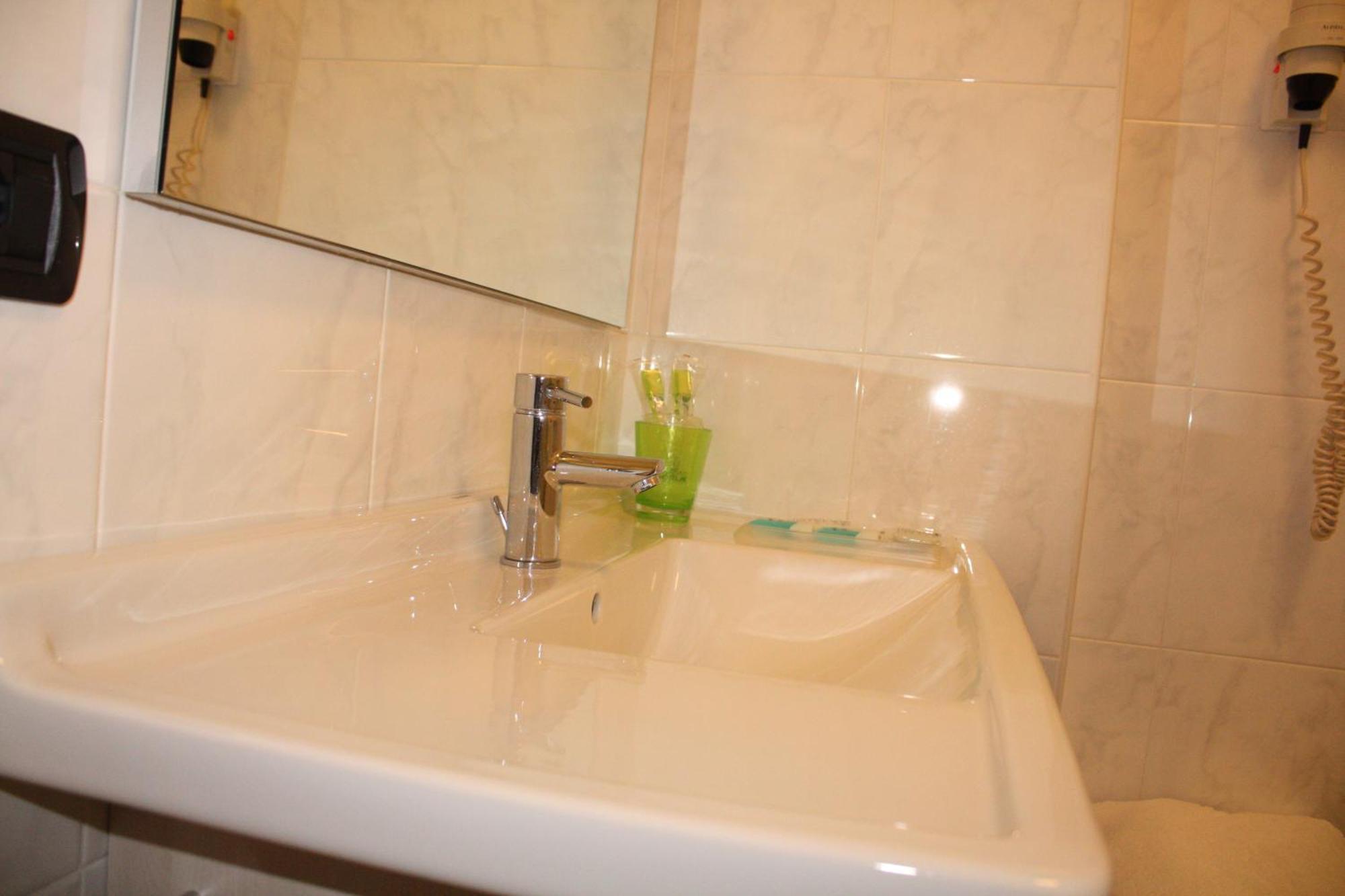Hotel 2C Λενιάνο Εξωτερικό φωτογραφία