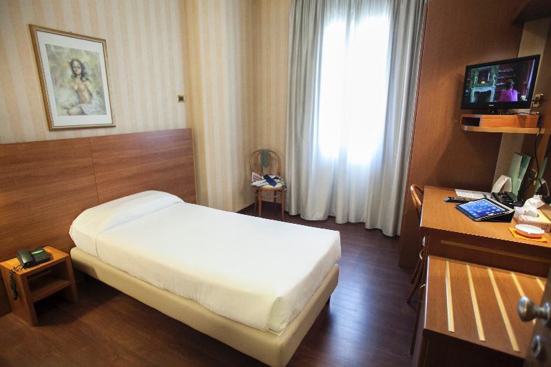 Hotel 2C Λενιάνο Εξωτερικό φωτογραφία