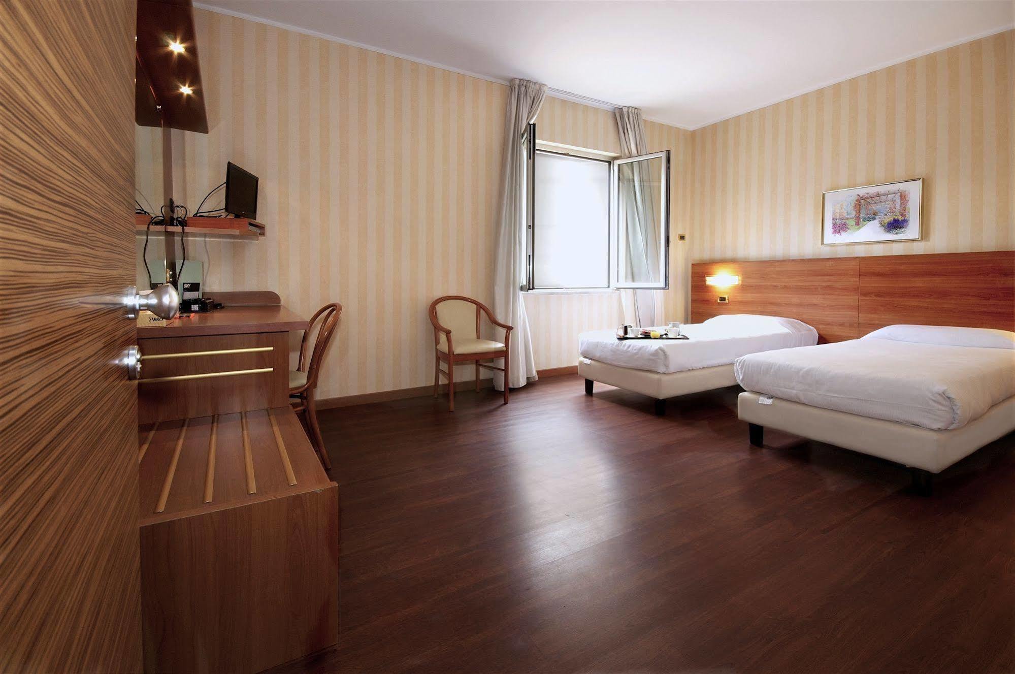 Hotel 2C Λενιάνο Εξωτερικό φωτογραφία